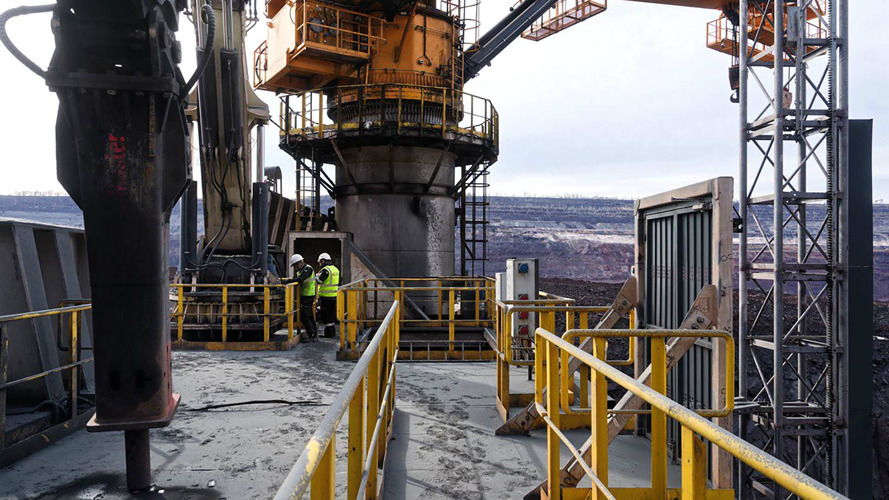 The innovative Impulse DX1400R three-arm manipulator in action